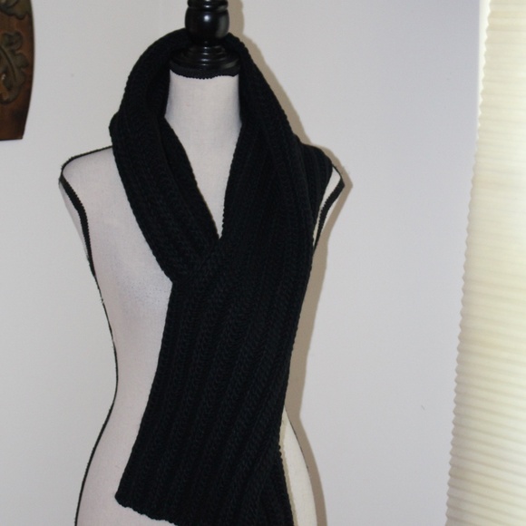 Jaanuu, Black cable knit pom pom beanie and key hole  scarf - Picture 3 of 12
